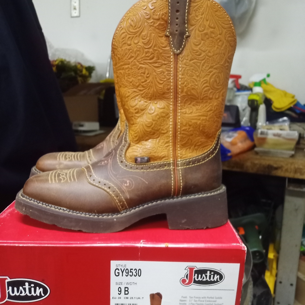 Women's Justin Gypsy GY9530 cowboy boots, new in box, 9B